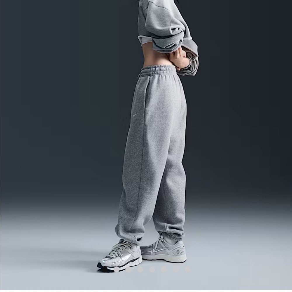 Nike Women's Sportswear Phoenix Fleece High-Waisted Oversized Sweatpants Grey